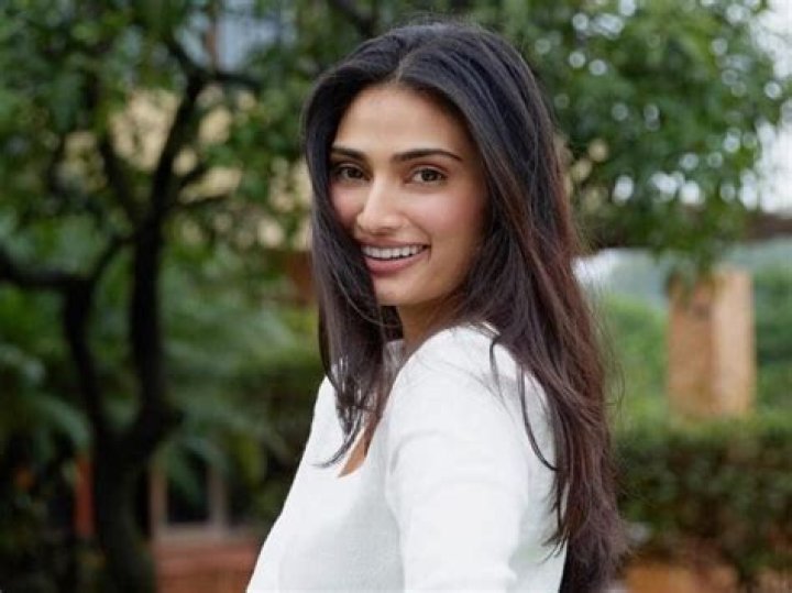 Explore Athiya Shetty's Net Worth: A Peek Inside Her Earnings