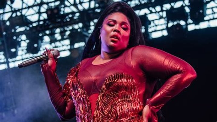 Meet The Extraordinary Black Singer Embracing Her Curves