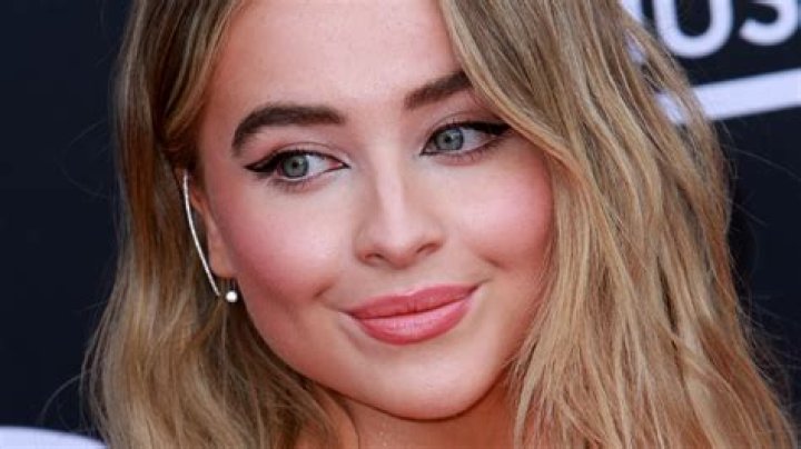 Sabrina Carpenter's Height: Unveiling The Hollywood Star's Stature