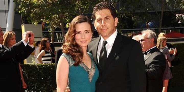 Linda Cardellini's Love Life: Past And Present Relationships