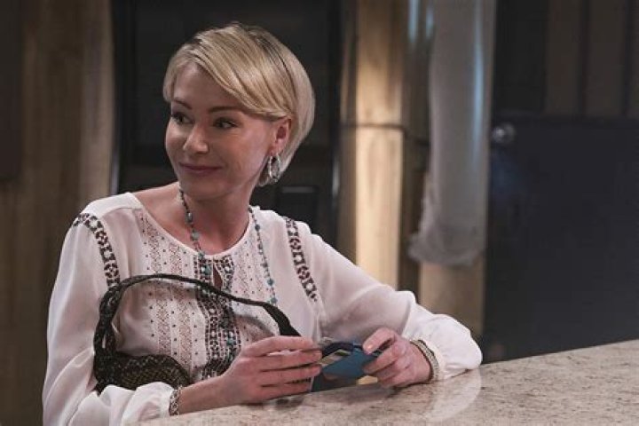 The Definitive Guide To Lindsay Bluth: Hilarious Moments And Life Lessons