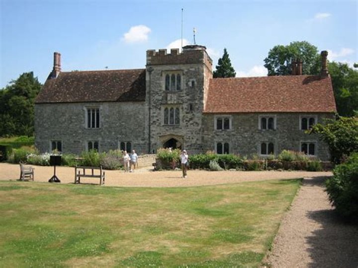 Discover The Secrets Of Medieval Manor Houses: A Journey Through Time