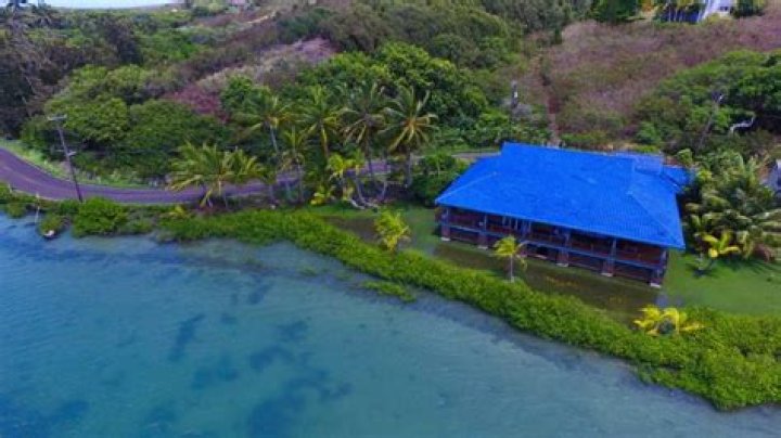 Maui's Unforgettable Blue Houses: A Visual Delight