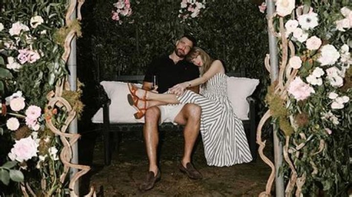 The Age Gap Between Taylor Swift And Travis Kelce: Unveiled